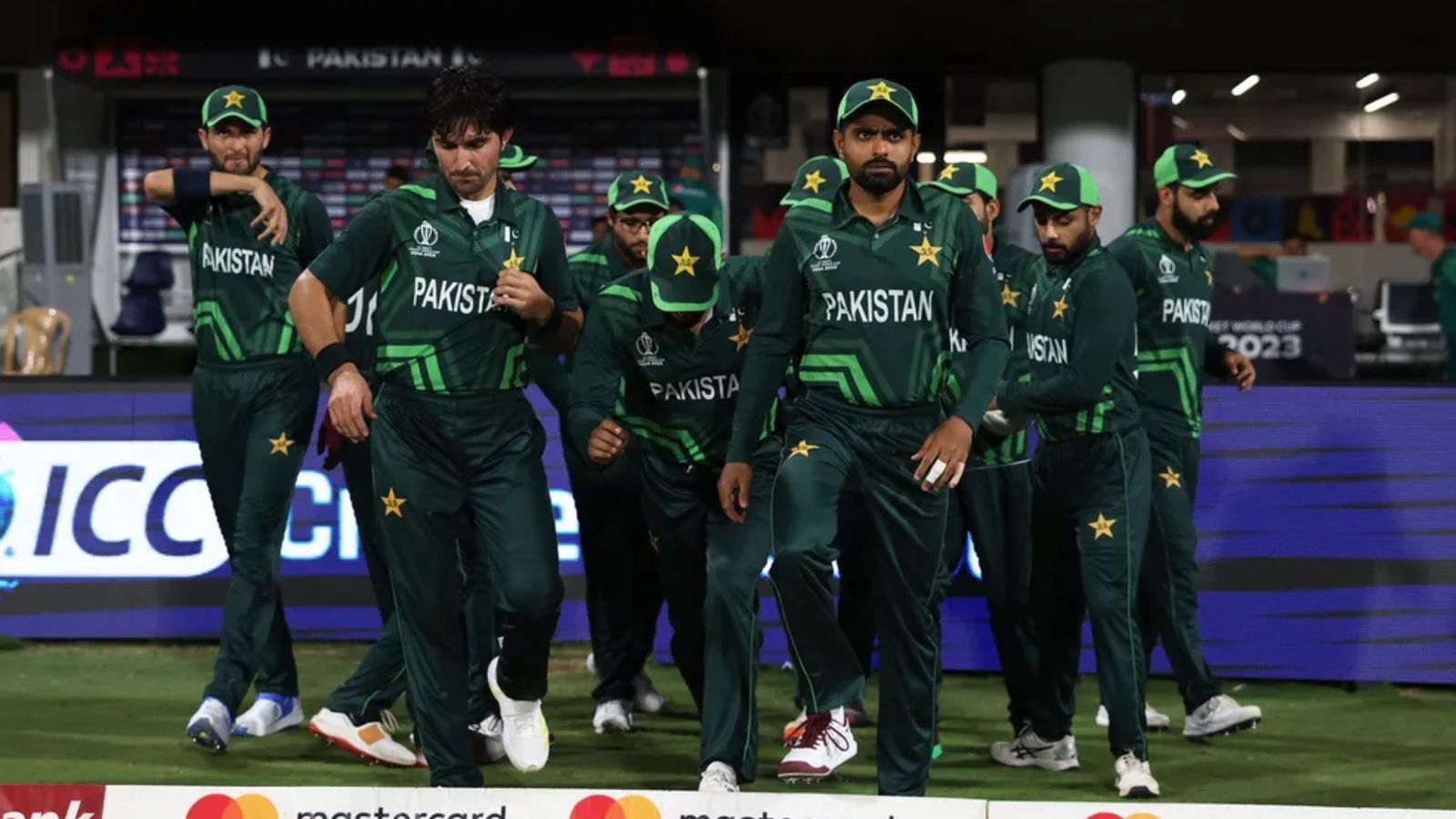 World Cup: पाकिस्तान को साउथ अफ्रीका से हारने के बाद अब मिली सजा, बाबर समेत सभी खिलाड़ियों का हुआ नुकसान World Cup: पाकिस्तान को साउथ अफ्रीका से हारने के बाद अब मिली सजा, बाबर समेत सभी खिलाड़ियों का हुआ नुकसान