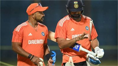 रोहित शर्मा मिस कर सकते हैं इंग्लैंड के खिलाफ मैच? अभ्यास के दौरान कलाई पर लगी चोट रोहित हुए चोटिल