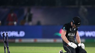 बच्चों कभी खेल मत चुनना, मोटे रहना और 60 की उम्र...ऑस्ट्रेलिया से हार के बाद न्यूजीलैंड के खिलाड़ी का पुराना ट्वीट वायरल रनआउट और हार