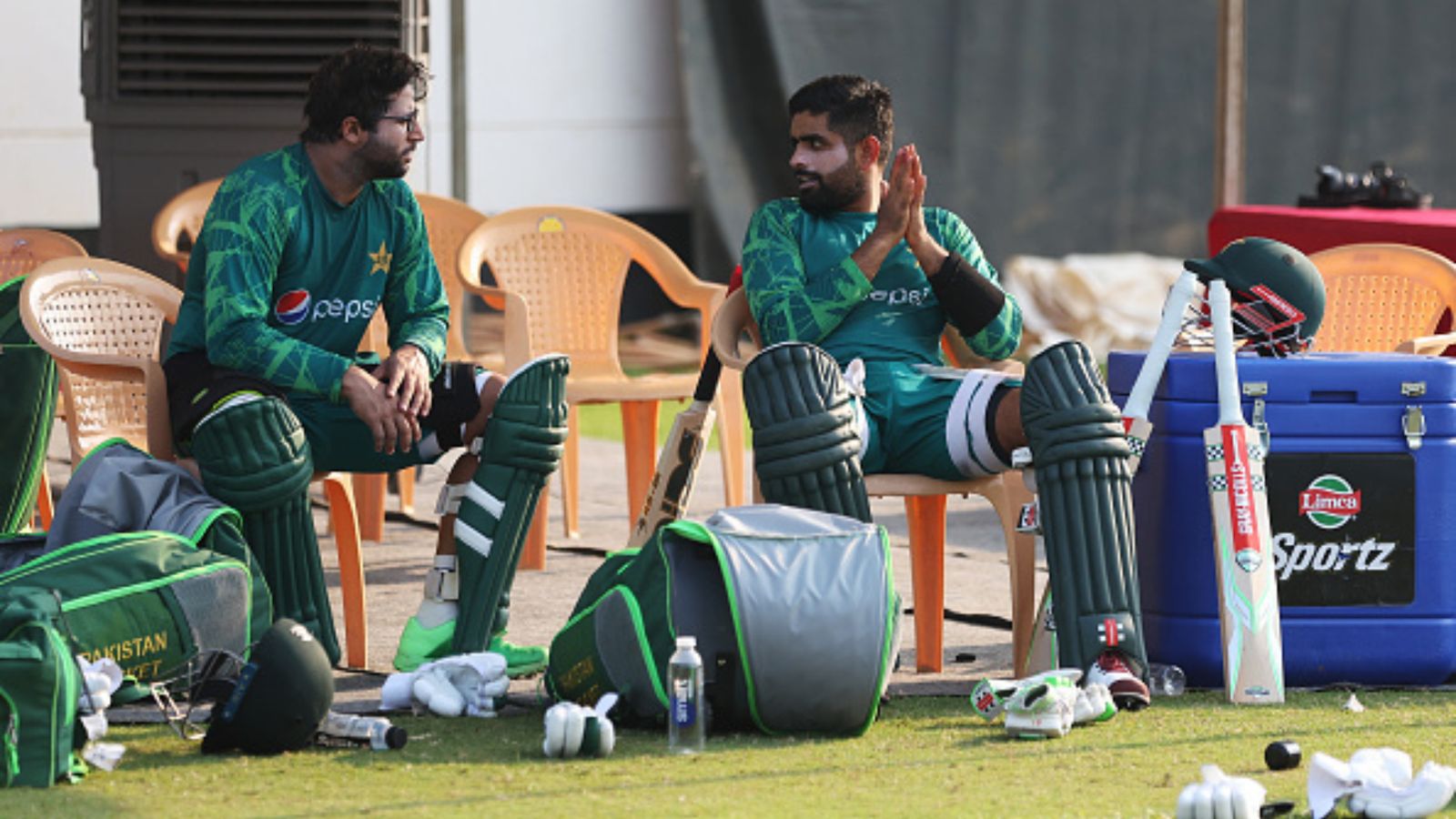 पाकिस्तानी टीम ने कोलकाता पहुंचकर उड़ाई दावत, मंगाए बिरयानी, कबाब और शाही टुकड़ा समेत ये पकवान पाकिस्तानी टीम ने कोलकाता पहुंचकर उड़ाई दावत, मंगाए बिरयानी, कबाब और शाही टुकड़ा समेत ये पकवान