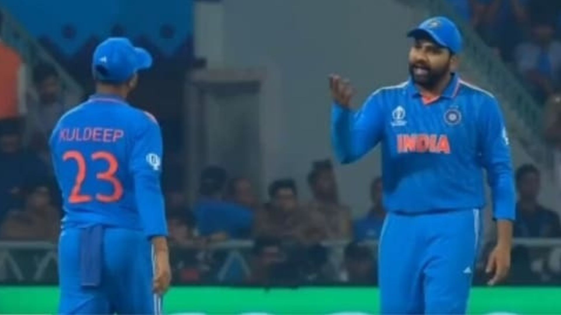 बीच मैच में कुलदीप यादव पर भड़के कप्तान रोहित शर्मा, फैसले से हुए नाराज, VIDEO वायरल