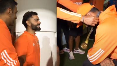 इकाना स्टेडियम की बत्ती गुल कर इस खिलाड़ी को पहनाया गया बेस्ट फील्डर का मेडल, कोच ने दूसरी बार किया सम्मानित, VIDEO राहुल ने जीता मेडल