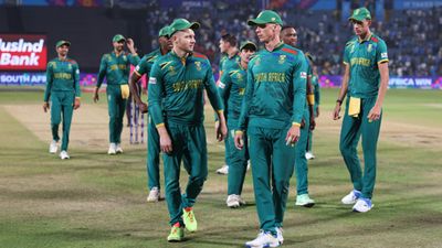 World Cup: साउथ अफ्रीकी बल्लेबाज ने जीत के चौके के बाद भारत को दी चेतावनी, कहा- हम घर में घुसकर हरा चुके हैं रासी वान डर डुसन (दाएं) वर्ल्ड कप 2023 में दो शतक लगा चुके हैं.