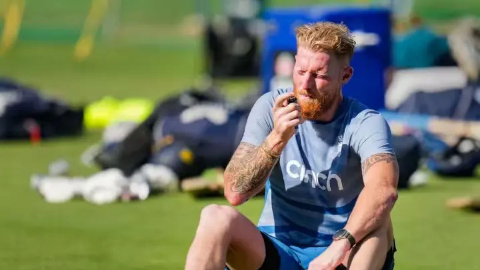 भारत की हवा ने बिगाड़ा अंग्रेजों का खेल! इंग्लैंड के क्रिकेटर्स को लेना पड़ रहा इनहेलर भारत की हवा ने बिगाड़ा अंग्रेजों का खेल! इंग्लैंड के क्रिकेटर्स को लेना पड़ रहा इनहेलर