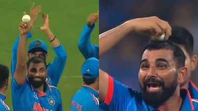 IND vs SL : मोहम्मद शमी बीच मैदान अपने सिर पर रगड़ने लगे गेंद, ड्रेसिंग रूम में बैठे किस शख्स को समर्पित किए 5 विकेट? मोहम्मद शमी