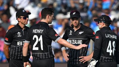 पाकिस्तान के खिलाफ मुकाबले से पहले न्यूजीलैंड को बड़ा झटका, स्टार खिलाड़ी टूर्नामेंट से हुआ बाहर, इस गेंदबाज ने किया रिप्लेस मैट हेनरी टूर्नामेंट से बाहर