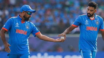 टीम इंडिया के गेंदबाजों को अलग तरह की गेंद दे रहा आईसीसी, पाकिस्तानी क्रिकेटर का संगीन आरोप, कहा- जांच कराओ मोहम्मद शमी और मोहम्मद सिराज भारतीय तेज गेंदबाजी के दो अहम किरदार.