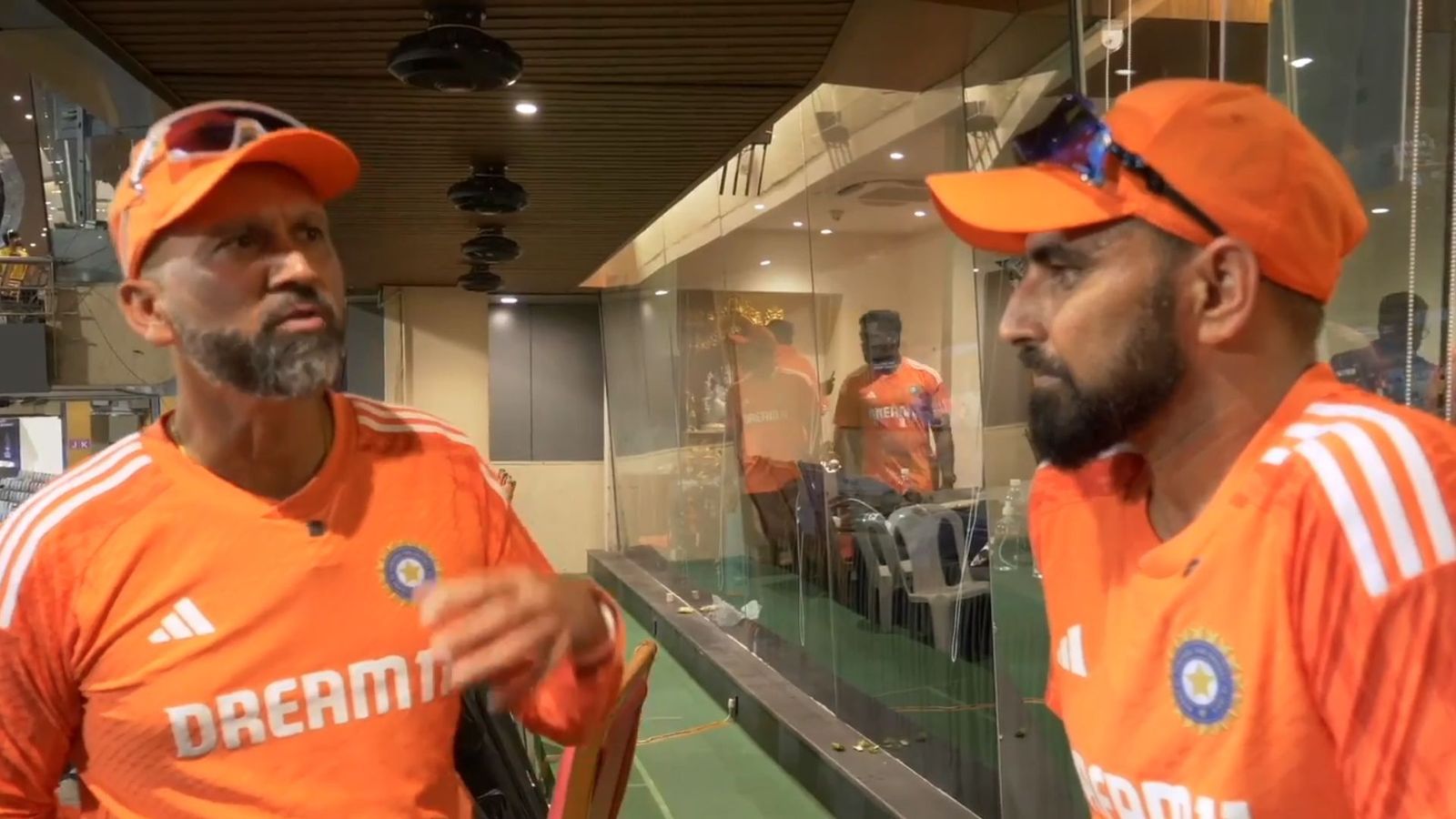 'आपकी वजह से मेरी नौकरी खतरे में...', शमी से टीम इंडिया के गेंदबाजी कोच ने ये क्या कह डाला ? 'आपकी वजह से मेरी नौकरी खतरे में...', शमी से टीम इंडिया के गेंदबाजी कोच ने ये क्या कह डाला ?