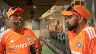 'आपकी वजह से मेरी नौकरी खतरे में...', शमी से टीम इंडिया के गेंदबाजी कोच ने ये क्या कह डाला ? शमी और गेंदबाजी कोच पारस म्हाम्ब्रे