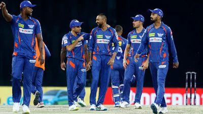 IPL 2024: मुंबई इंडियंस में गया लखनऊ सुपर जायंट्स का धाकड़ ऑलराउंडर, ऑक्शन से पहले हुई टीमों की अदलाबदली रोमारियो शेफर्ड (एकदम बाएं) वेस्ट इंडीज के लिए इंटरनेशनल क्रिकेट खेलते हैं.