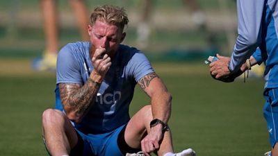 भारत की खराब हवा या कुछ और...बेन स्टोक्स वर्ल्ड कप में क्यों ले रहे हैं इनहेलर? अब खुद उगला सच प्रैक्टिस के दौरान इनहेलर लेते बेन स्टोक्स