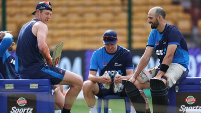 World Cup सेमीफाइनल समीकरण: न्यूजीलैंड 4 तारीख को जीता तो बाहर हो जाएंगे ये 4 देश, जानिए सभी टीमों का क्या है गणित न्यूजीलैंड लगातार चार मैच जीतने के बाद तीन मैच हार चुका है.