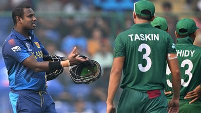 SL vs BAN: एंजेलो मैथ्यूज के टाइम्ड आउट का हेलमेट से कोई लेना-देना नहीं, अंपायर के इस वीडियो से सामने आई सच्चाई एंजेलो मैथ्यूज के विकेट पर बवाल