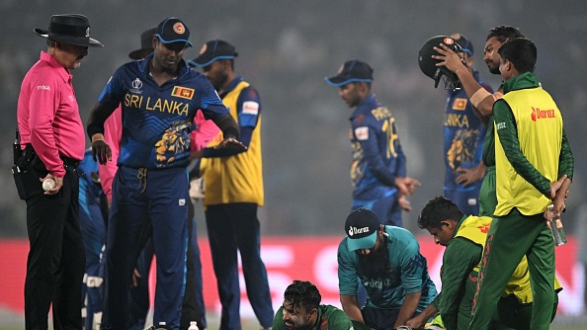 SL vs BAN: बांग्लादेशी बल्लेबाज ने मैदान में इलाज कराया तो एंजेलो मैथ्यूज ने अंपायर्स को मारा ताना, मिला ऐसा रिएक्शन