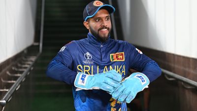 विवादों से भरे मैच में हार के बाद छलका श्रीलंकाई कप्तान कुसल मेंडिस का दर्द, कहा- 5 सेकंड बचे थे लेकिन अंपायर्स में कॉमन सेंस... कुसल मेंडिस को वर्ल्ड कप में दसुन शनाका के बाहर होने पर कप्तानी मिली.