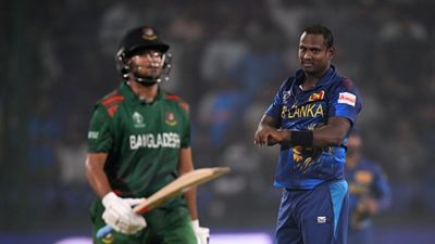 बड़ी खबर: एंजेलो मैथ्यूज विवाद में सबसे बड़ा रोल निभाने वाला क्रिकेटर वर्ल्ड कप से हुआ बाहर, फ्रैक्चर के चलते सफर खत्म! वर्ल्ड कप से बाहर हुए शाकिब