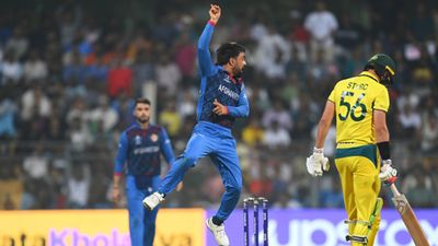 मिचेल स्टार्क ने यह क्या किया! बल्ले का किनारा नहीं लगा फिर भी कैच आउट होकर चले गए, देखिए हैरानी भरा Video मिचेल स्टार्क का विकेट राशिद खान को मिला.