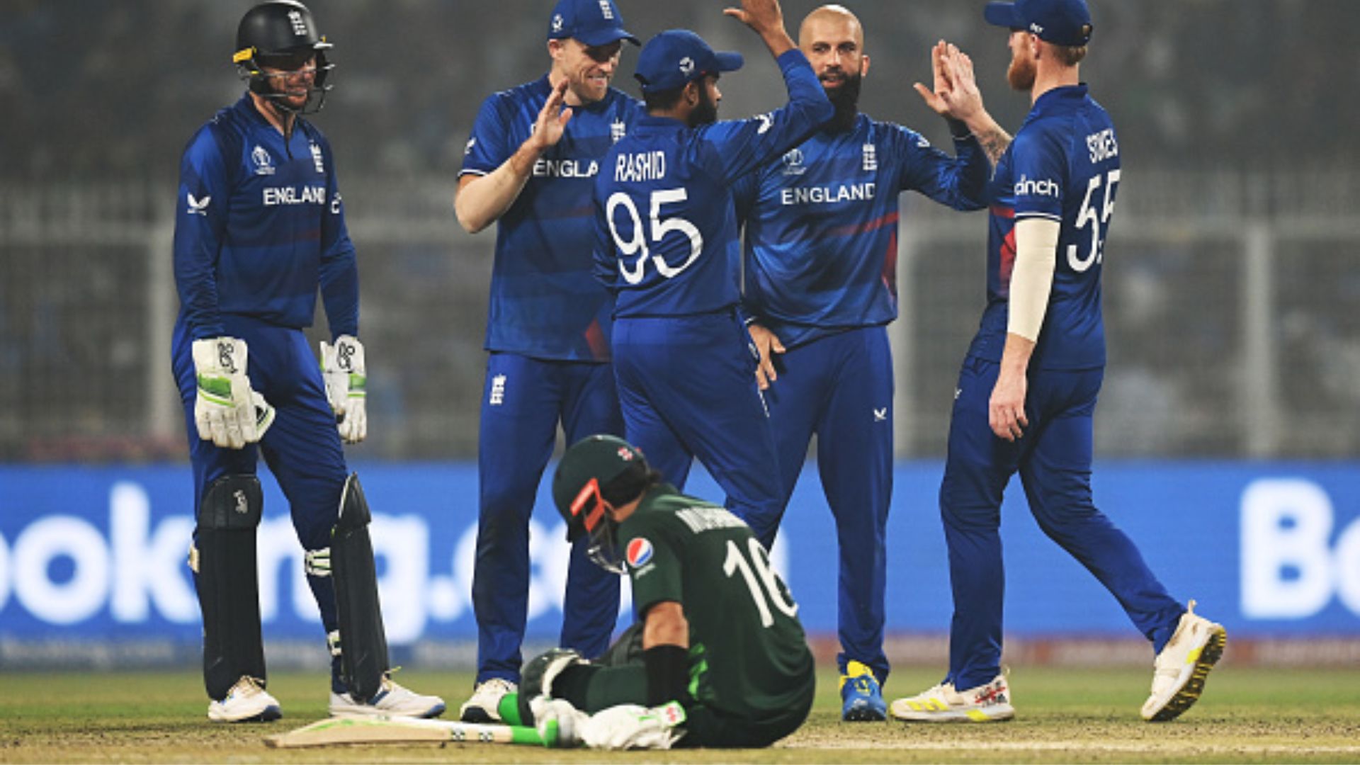 मोहम्मद रिजवान की आउट होने के बाद चोटिल होने की एक्टिंग! इंग्लैंड के प्लेयर्स ने किया अनदेखा, नहीं पूछा हाल, देखिए मजेदार Video मोहम्मद रिजवान वर्ल्ड कप 2023 के अपने आखिरी मैच में बोल्ड हुए.