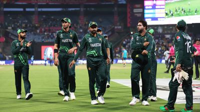 पाकिस्तानी टीम का भारत से जाने का प्लान आया सामने, दो बैच में जाएंगे खिलाड़ी, यह क्रिकेटर 10 दिन भारत में ठहरेगा, जानिए क्यों पाकिस्तान वर्ल्ड कप 2023 में केवल चार मैच जीत सका.