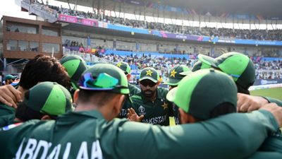 पाकिस्तान के खराब प्रदर्शन पर भारत के पूर्व कप्तान सौरव गांगुली ने कसा तंज, कहा - 'टी20 से पैसे बनते हैं खिलाड़ी नहीं' पाकिस्तान क्रिकेट टीम