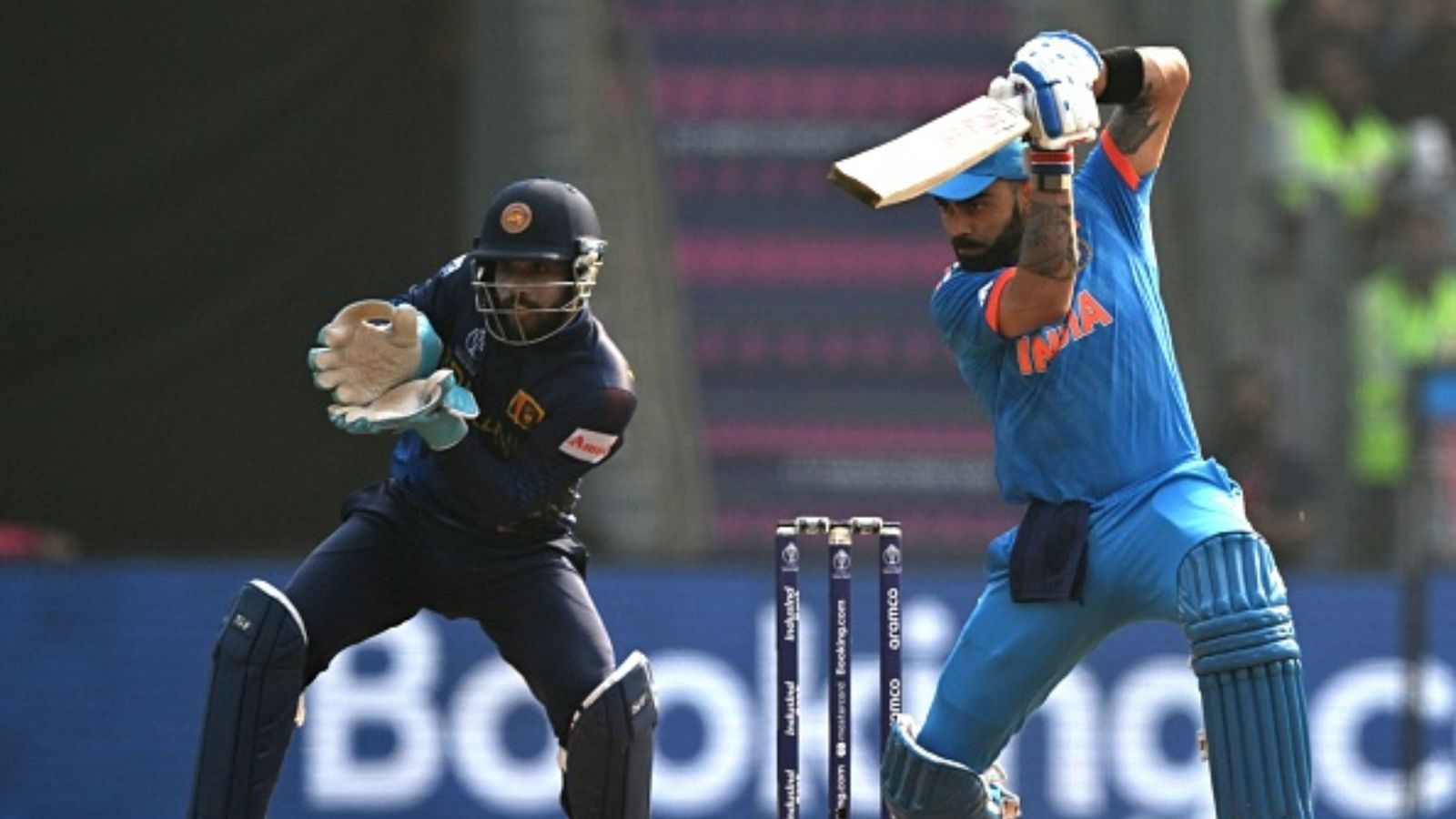 विराट कोहली के शतक पर 'मैं बधाई क्यों दूं' कहने वाले श्रीलंकाई कप्तान ने मानी गलती, इस तरह से दी सफाई विराट कोहली के शतक पर 'मैं बधाई क्यों दूं' कहने वाले श्रीलंकाई कप्तान ने मानी गलती, इस तरह से दी सफाई