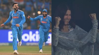 Virat Kohli : कोहली ने गेंदबाजी में विकेट लेकर मनाई दिवाली, पत्नी अनुष्का संग अनोखे अंदाज में मनाया जश्न, Video हुआ वायरल विराट कोहली और अनुष्का शर्मा