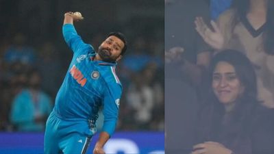 WC 2023: 11 साल बाद रोहित शर्मा को वनडे में मिला विकेट, कपिल देव और गांगुली के बराबर पहुंचे, पत्नी रितिका भी मनाने लगी जश्न, VIDEO रोहित को मिला विकेट