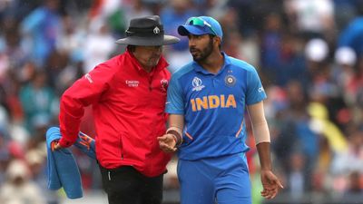 IND vs NZ सेमीफाइनल के अंपायर्स का ऐलान, 4 साल पहले टीम इंडिया की हार देखने वाला रहेगा शामिल, जानिए पूरी डिटेल्स रिचर्ड इलिवर्थ अनुभवी अंपायर हैं और 2019 वर्ल्ड कप सेमीफाइनल में भी यह जिम्मा संभाल चुके हैं.