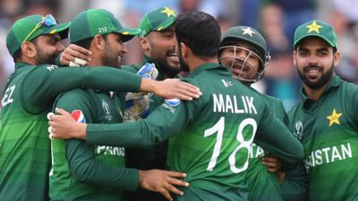 क्रिस गेल का महारिकॉर्ड तोड़ने को 41 की उम्र में खेल रहा यह पाकिस्तानी, देश की टीम के लिए कही चौंकाने वाली बात शोएब मलिक पाकिस्तान के आला दर्जे के ऑलराउंडर्स में शामिल होते हैं.