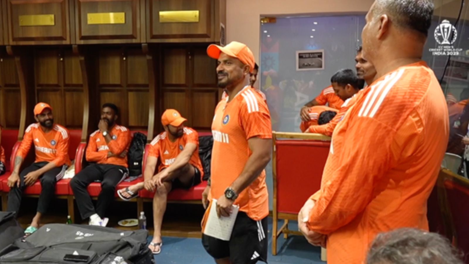 'चीते की चाल, बाज की नज़र और रॉयल नवघन की फील्डिंग', शानदार डायलॉग के साथ इस खिलाड़ी को मिला बेस्ट फील्डर का मेडल, देखिए Video 'चीते की चाल, बाज की नज़र और रॉयल नवघन की फील्डिंग', शानदार डायलॉग के साथ इस खिलाड़ी को मिला बेस्ट फील्डर का मेडल, देखिए Video