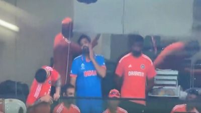 Video: पत्नी के लिए कोहली का ऐसा प्यार, अनुष्का की एक झलक के लिए ड्रेसिंग रूम की बालकनी से... कोहली और अनुष्का के बीच कमाल की बॉन्डिंग है