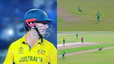 SA vs AUS : रासी ने हवा में डाइव लगाकर पकड़ा अद्भुत कैच, खड़े-खड़े देखते रह गए मार्श, फैंस हुए हैरान! देखें Video मिचेल मार्श और कैच के दौरान रासी वान डर डुसें