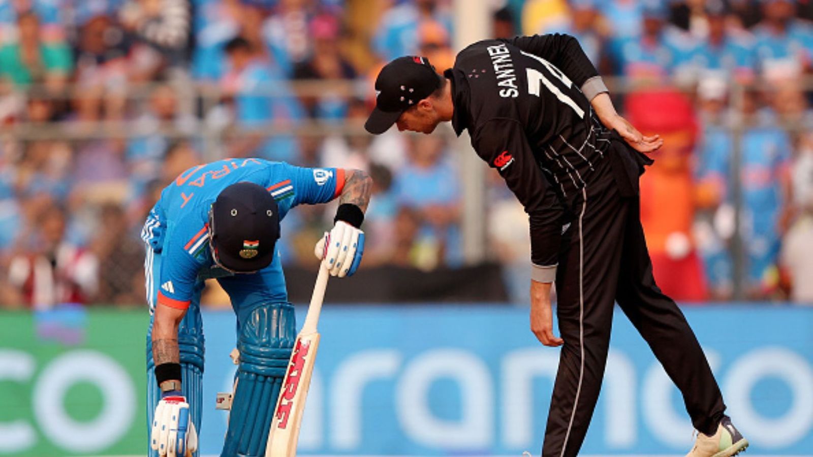 न्यूजीलैंड की टीम ने सेमीफाइनल में दिखाई खेल भावना तो जल उठा ऑस्ट्रेलियाई खिलाड़ी, कहा- 'वो 400 बना रहे थे और तुम उनकी मदद करो' न्यूजीलैंड की टीम ने सेमीफाइनल में दिखाई खेल भावना तो जल उठा ऑस्ट्रेलियाई खिलाड़ी, कहा- 'वो 400 बना रहे थे और तुम उनकी मदद करो'