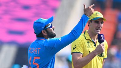 IND vs AUS Final: टॉस जीतकर भी पहले बैटिंग क्यों नहीं की? पैट कमिंस ने इस एक वजह को बताया जिम्मेदार रोहित शर्मा और पैट कमिंस पहली बार वर्ल्ड कप फाइनल में कप्तानी कर रहे हैं.