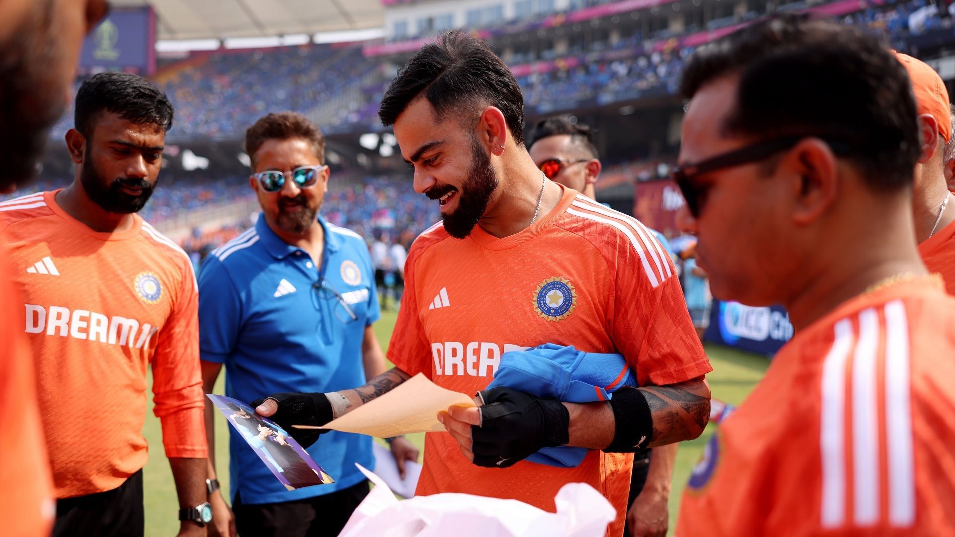 World Cup Final के लिए कोहली के लिए खास गिफ्ट लाए सचिन तेंदुलकर, मैच के पहले स्‍पेशल मैसेज भी दिया  