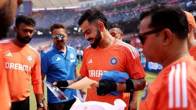 World Cup Final के लिए कोहली के लिए खास गिफ्ट लाए सचिन तेंदुलकर, मैच के पहले स्पेशल मैसेज भी दिया   कोहली को मिला खास गिफ्ट