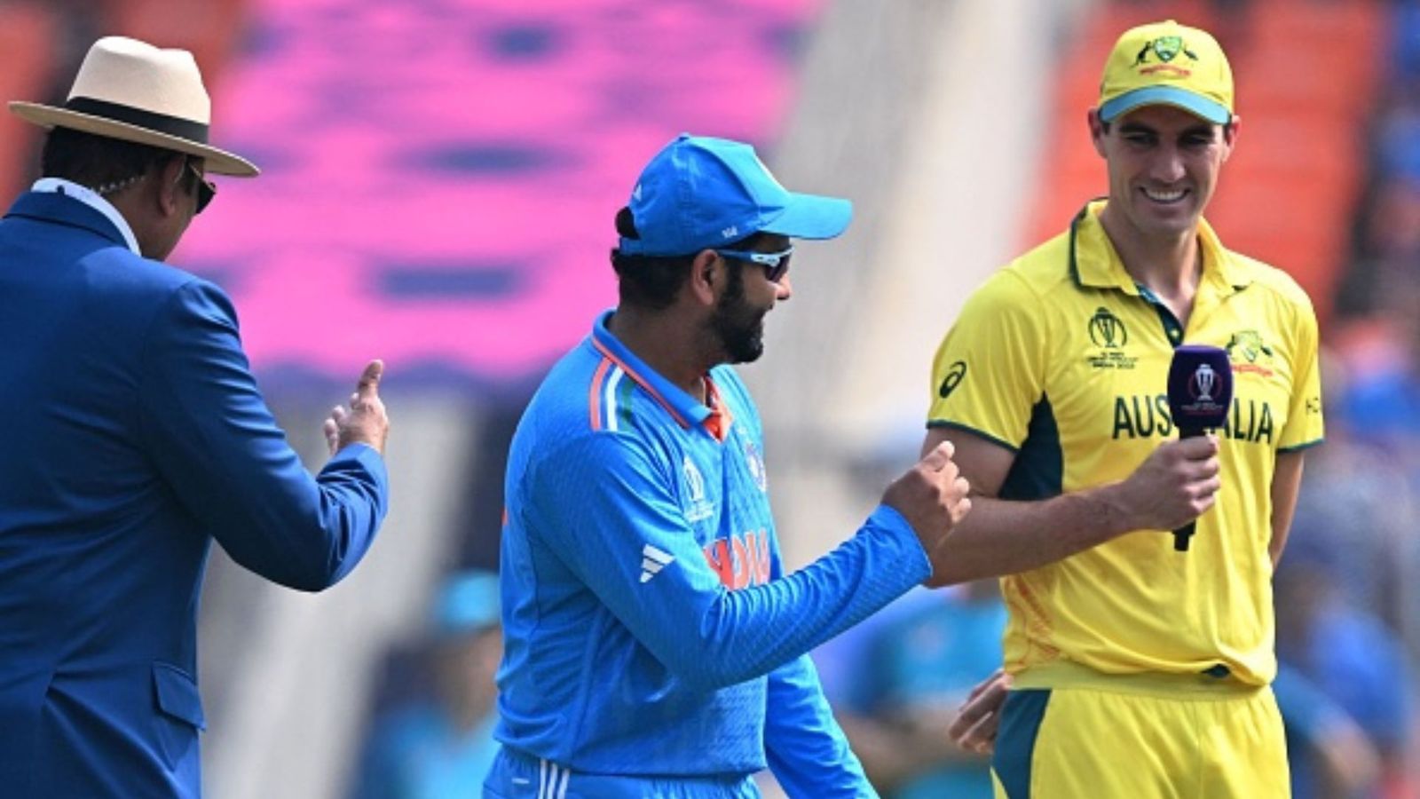 IND vs AUS: टॉस के वक्त पैट कमिंस की किस हरकत की वजह से फैंस को सौरव गांगुली की याद आ गई? IND vs AUS: टॉस के वक्त पैट कमिंस की किस हरकत की वजह से फैंस को सौरव गांगुली की याद आ गई?