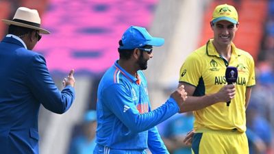 IND vs AUS: टॉस के वक्त पैट कमिंस की किस हरकत की वजह से फैंस को सौरव गांगुली की याद आ गई? रोहित शर्मा और पैट कमिंस