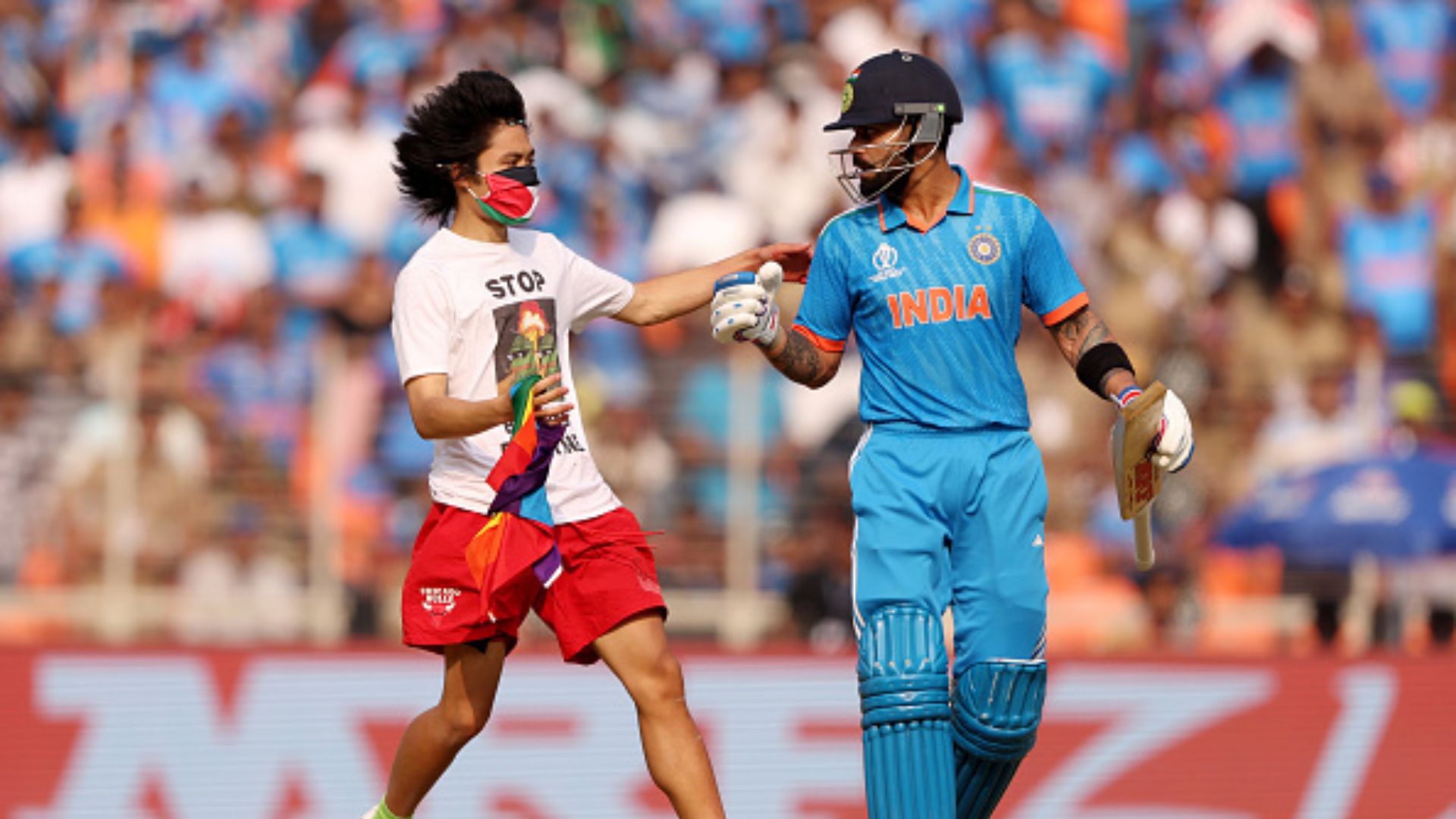 IND vs AUS Final में कड़ी सुरक्षा में लगी सेंध, फिलिस्तीन की मांग पर मैदान में दाखिल हुआ घुसपैठिया, रोकना पड़ा मैच