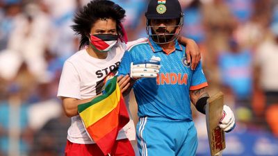 फिलिस्तीन की जर्सी पहनकर कोहली को क्यों पकड़ा? IND vs AUS Final के घुसपैठिए ने पुलिस स्टेशन में उगला सच, Video कोहली के पास पहुंचने वाले शख्स ने पुलिस स्टेशन में खोला सच