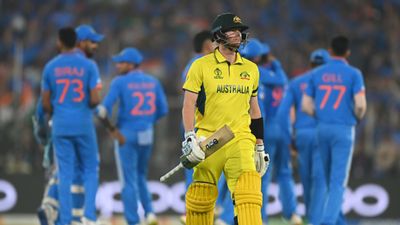 IND vs AUS: स्टीव स्मिथ ने यह क्या किया, नॉटआउट थे फिर भी चले गए पवेलियन, देखिए Video स्टीव स्मिथ वर्ल्ड कप 2023 फाइनल में चार रन बना सके.