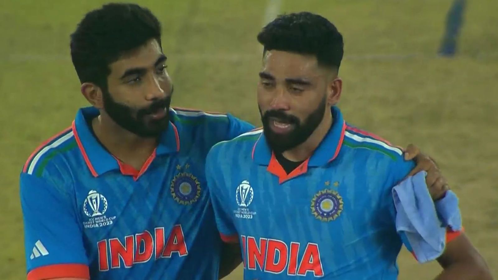 World Cup Final में ऑस्ट्रेलिया से हारते ही मैदान में रोने लगे सिराज, बुमराह ने कराया शांत, देखें Video World Cup Final में ऑस्ट्रेलिया से हारते ही मैदान में रोने लगे सिराज, बुमराह ने कराया शांत, देखें Video