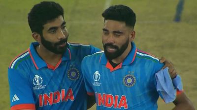 World Cup Final में ऑस्ट्रेलिया से हारते ही मैदान में रोने लगे सिराज, बुमराह ने कराया शांत, देखें Video जसप्रीत बुमराह और सिराज