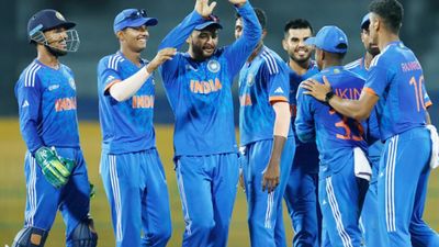 IND vs AUS: जिन्होंने बनाए 995 रन, उड़ाए 79 छक्के, ठोके 2 शतक-10 अर्धशतक, चटकाए 13 विकेट, उन्हें नहीं आया टीम इंडिया का बुलावा रियान पराग (बीच में) कमाल के ऑलराउंडर हैं लेकिन बड़े मंच पर चमक नहीं बिखेर पाए हैं.