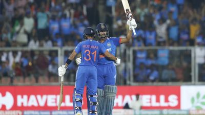 IND vs AUS: यशस्वी जायसवाल ने भारत की जीत के बाद ऋतुराज गायकवाड़ को सॉरी क्यों बोला? यशस्वी जायसवाल और ऋतुराज गायकवाड़ ऑस्ट्रेलिया से टी20 सीरीज में ओपनिंग जोड़ी का जिम्मा निभा रहे.