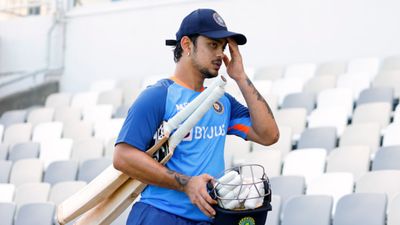 इशान किशन ने वर्ल्ड कप में 2 मैच के बाद मौका नहीं मिलने पर जाहिर किया दर्द, बोले- आप कुछ... इशान किशन विकेटकीपर बल्लेबाज हैं. वे ओपनर के साथ ही मिडिल ऑर्डर में भी खेलते हैं.