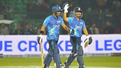 IPL 2016 में सबसे ज्यादा 8.5 करोड़ में बिके भारतीय खिलाड़ी ने तीन गेंदों में खत्म कर दिया मैच, हरभजन सिंह देखते रह गए पवन नेगी (बाएं) ने लेजेंड्स लीग में सदर्न सुपरस्टार्स को मजेदार जीत दिलाई.