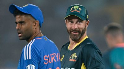 IND vs AUS: ऑस्ट्रेलिया ने टॉस जीतकर चुनी गेंदबाजी, वर्ल्ड कप जिताने वाले की टीम में वापसी, कुछ ऐसी है दोनों टीमों की प्लेइंग 11 मैथ्यू वेड और सूर्यकुमार यादव