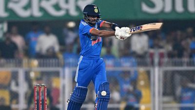 IND vs AUS : ऋतुराज गायकवाड़ ने सेंचुरी ठोक इस रिकॉर्ड पर किया राज, कोहली को पछाड़ ऐसा करने वाले बने पहले भारतीय ऋतुराज गायकवाड़