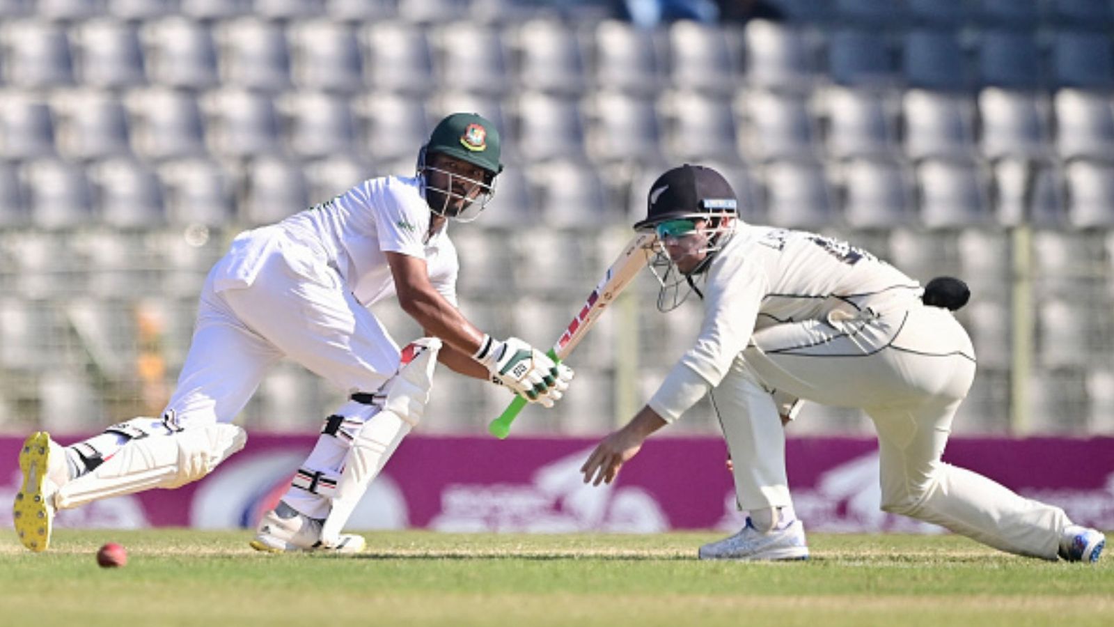 BAN vs NZ : नजमुल शांतो के शतक से बांग्लादेश का पलटवार, न्यूजीलैंड पर 205 रनों की बनाई बढ़त BAN vs NZ : नजमुल शांतो के शतक से बांग्लादेश का पलटवार, न्यूजीलैंड पर 205 रनों की बनाई बढ़त